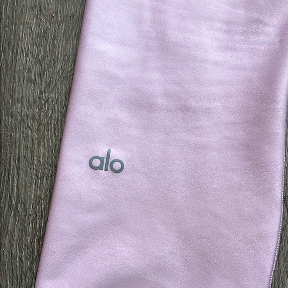 ALO Yoga Women's Pink Sports Bra and leggings - Picture 3 of 10